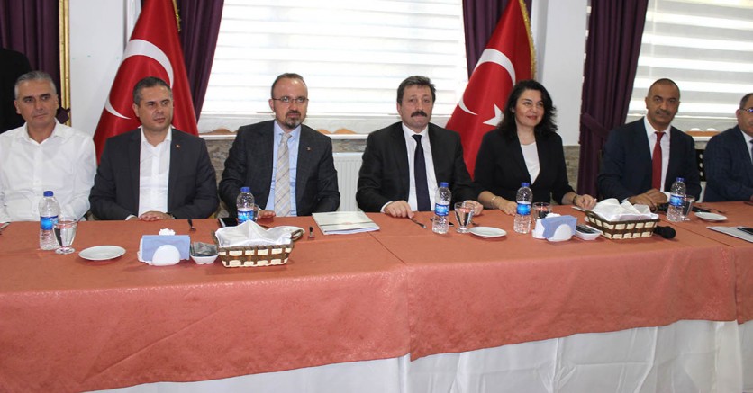 AK Partili Vekiller Muhtarlarla Buluştu