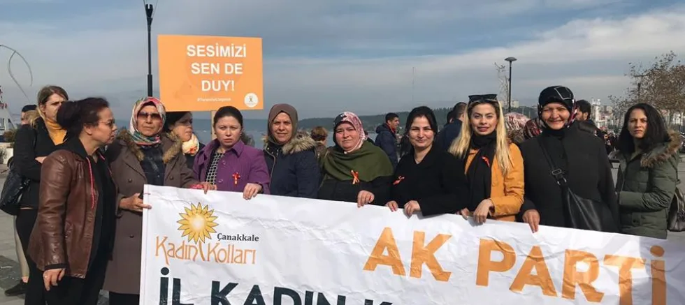 AK KADINLAR ÇANAKKALE’DEKi KADINA ŞiDDETE KARŞI ULUSLARARASI MüCADELE YüRüYüŞüNE KATILDI