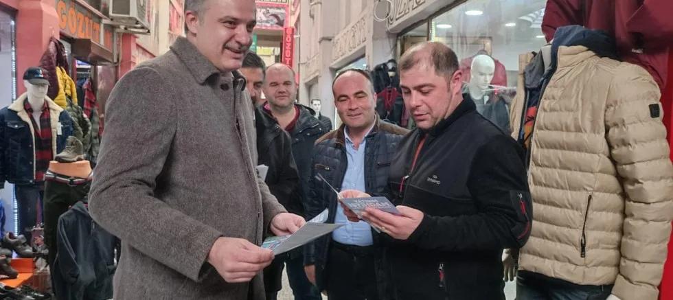 AK Parti Bilgilendirme Broşürleri Dağıttı