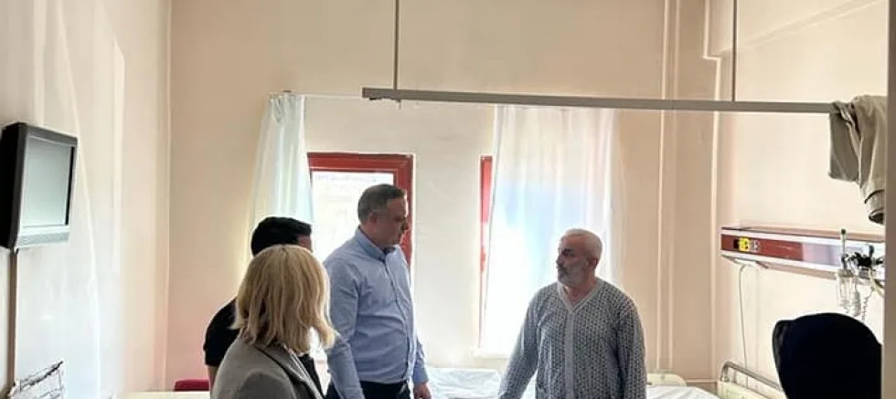 AK Parti’den Hastanede Tedavi Gören Depremzedelere Ziyaret