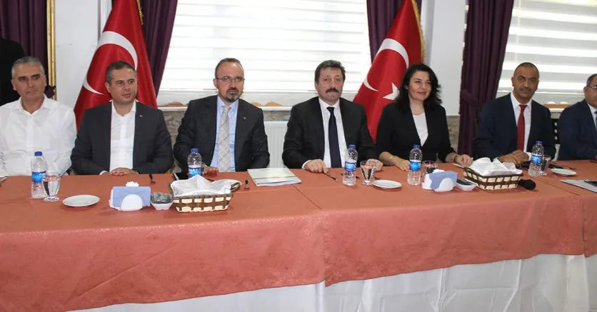 AK Partili Vekiller Muhtarlarla Buluştu