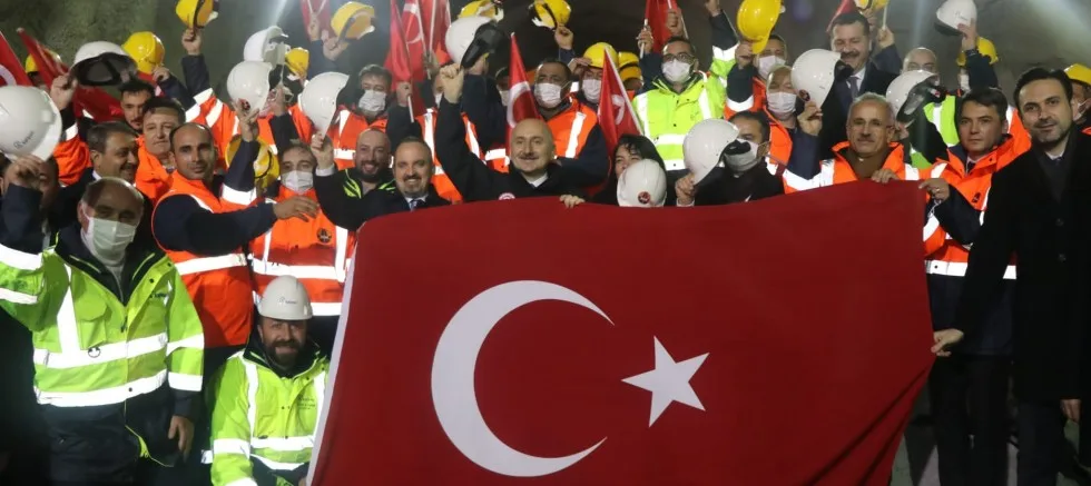 AYVACIK KÜÇÜKKUYU TÜNELLERİ’NDE İLK IŞIK GÖRÜLDÜ