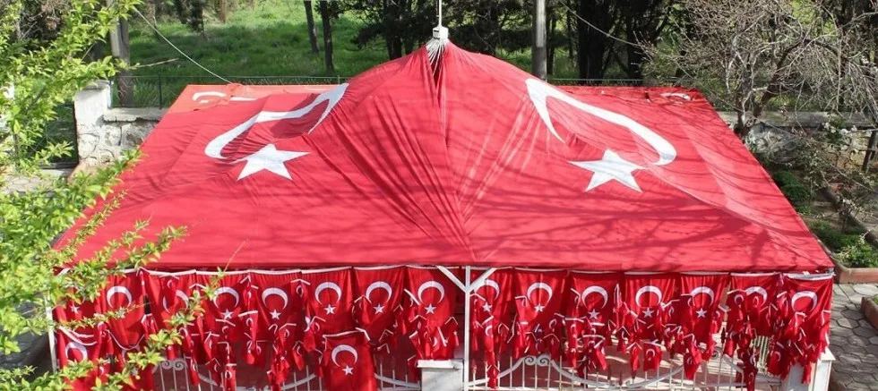 Bayraklı Baba Türbesinde Seyyar Satıcılar Yasaklandı