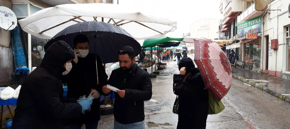 Belediye, Halk Pazarında Ücretsiz Maske Dağıttı
