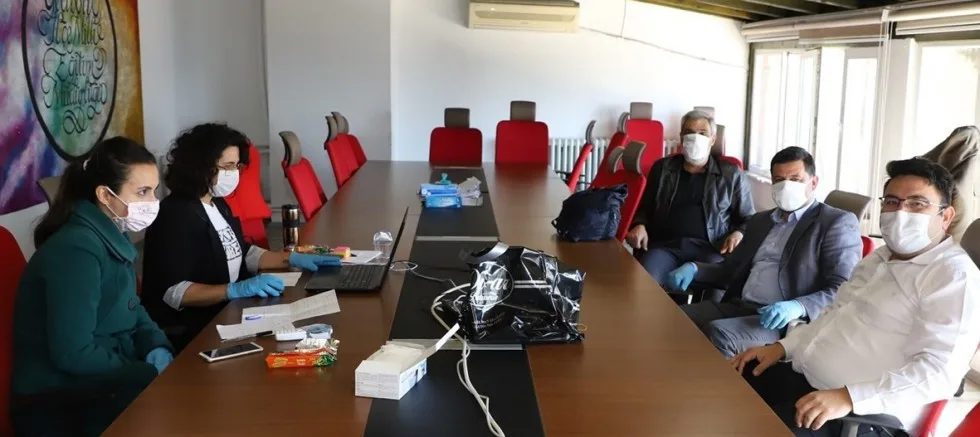 Belediye Kurumlara Maske Dağıtmaya Devam Ediyor