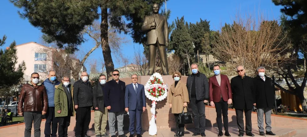 Belediye Meclisinden Atatürk Anıtına Çelenk Sunumu