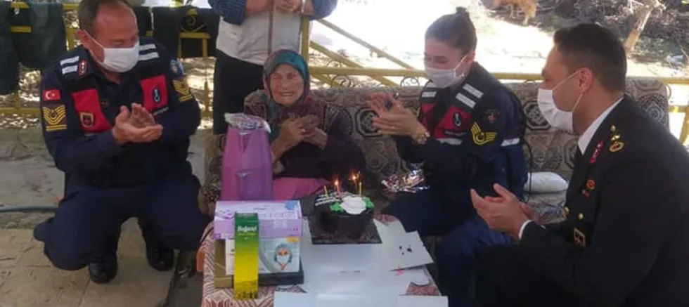Bir Asırlık Anneye Anlamlı Ziyaret