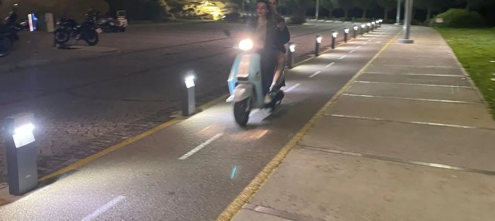Bisiklet Yolunda Motosiklet Kullanılıyor