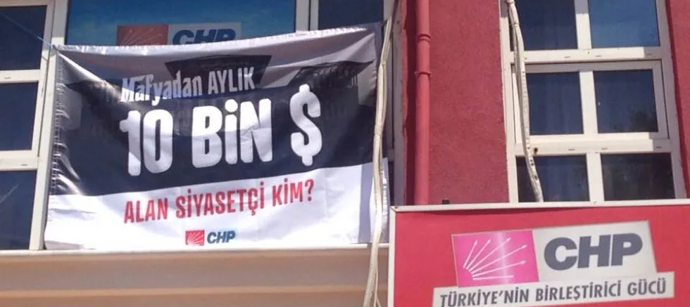 CHP Binasına "Mafyadan 10 Bin Doları Kim Aldı?" Pankartı Asıldı