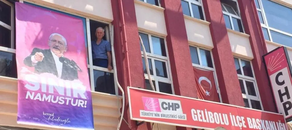 CHP'den ‘Sınır Namustur’ Pankartı