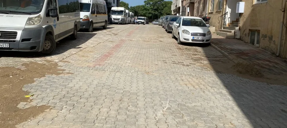 Ekipler, Yolları Yıkayarak Kumları Temizledi