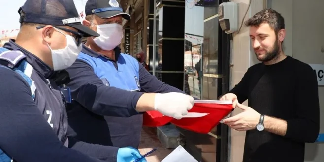 Esnafa Bayrak Dağıtıldı
