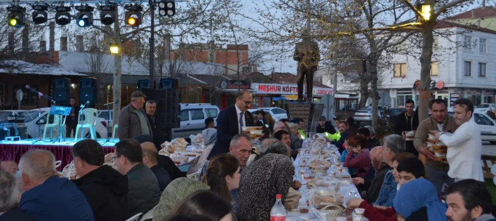 Evreşe Belediyesi ile Gelibolu Kaymakamlığı Tarafından İftar Verildi
