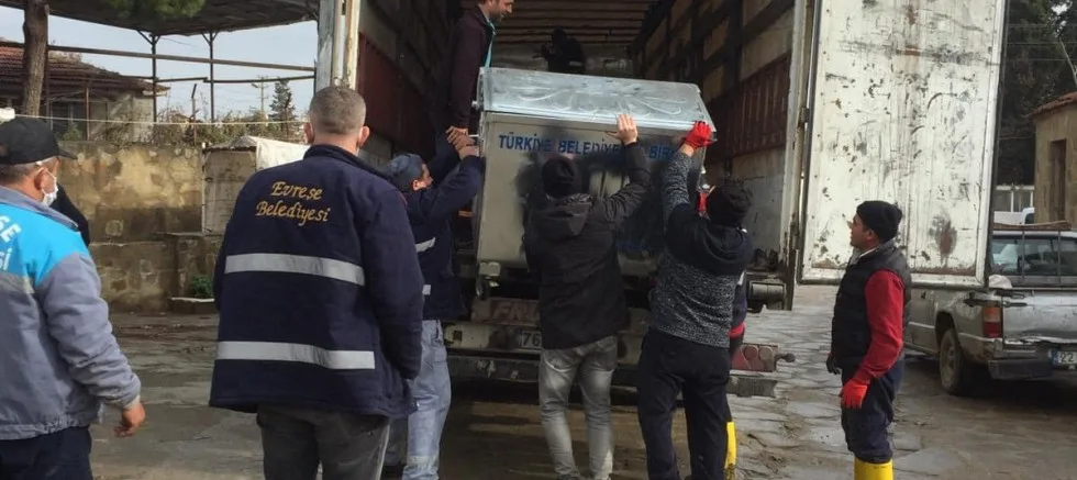 Evreşe Belediyesi’ne Çöp Konteynerleri Hibe Edildi