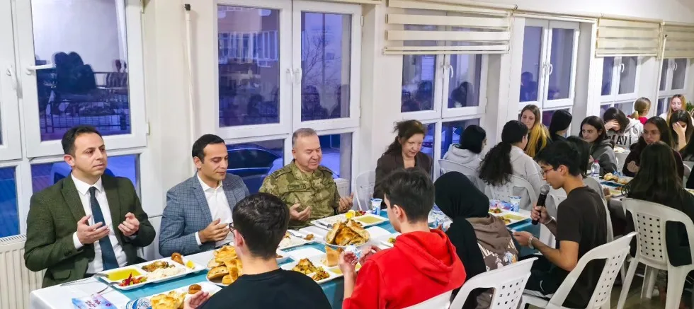 Fen Lisesi Pansiyonunda Öğrencilerle İftar Programı