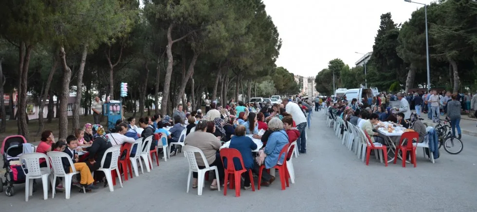 GELİBOLU BELEDİYESİ’NİN SOKAK İFTARLARI SÜRÜYOR