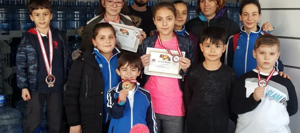 GELİBOLU ESNAFI  DANIŞ TİCARET'TEN GELİBOLU KARATE SPOR KULÜBÜNE DESTEK