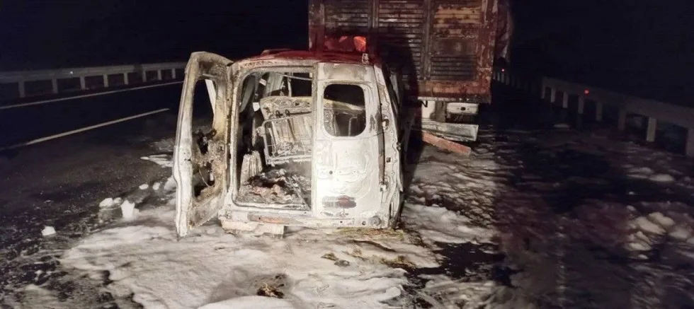 Kamyona Çarpan Ticari Aracın Sürücüsü Yaralandı