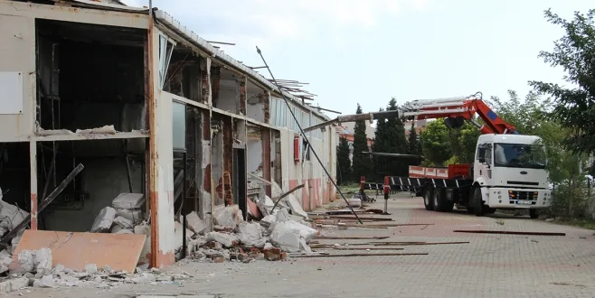 Kapalı Spor Salonunun Yıkımına Başlandı