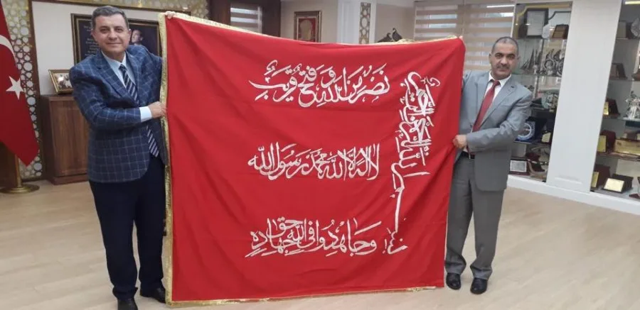 Kaymakam Hakan Kılınçkaya’ya Mevlevi Sancağının replikası hediye edildi