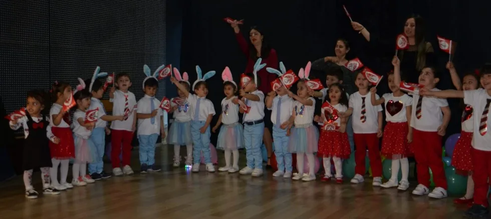 Neşeli Miniklerden 23 Nisan Gösterisi