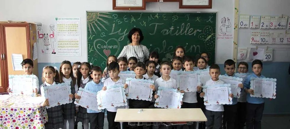 Öğrenciler Karne Sevinci Yaşadı