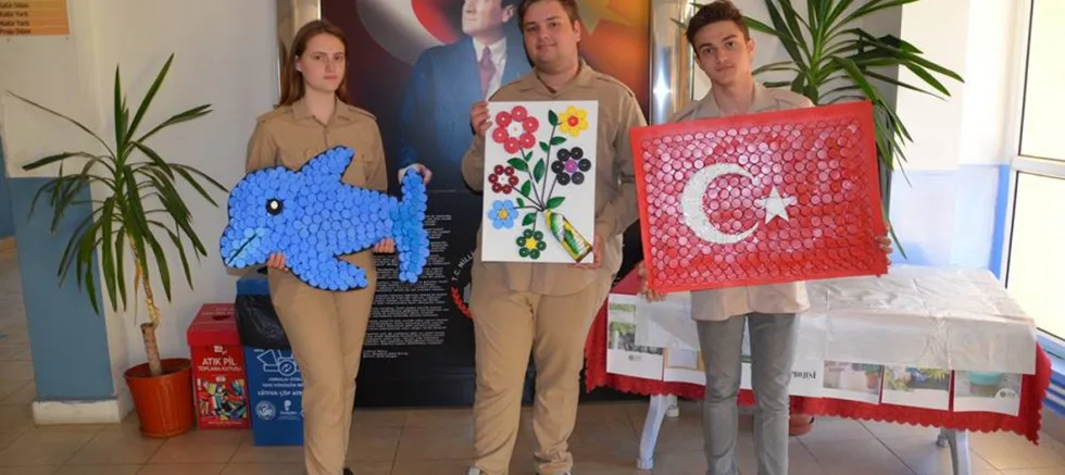 Öğrenciler Mavi Kapaklardan Süs Yaptı