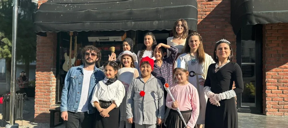 Öğrencilerden Dünya Tiyatro Günü Yürüyüşü