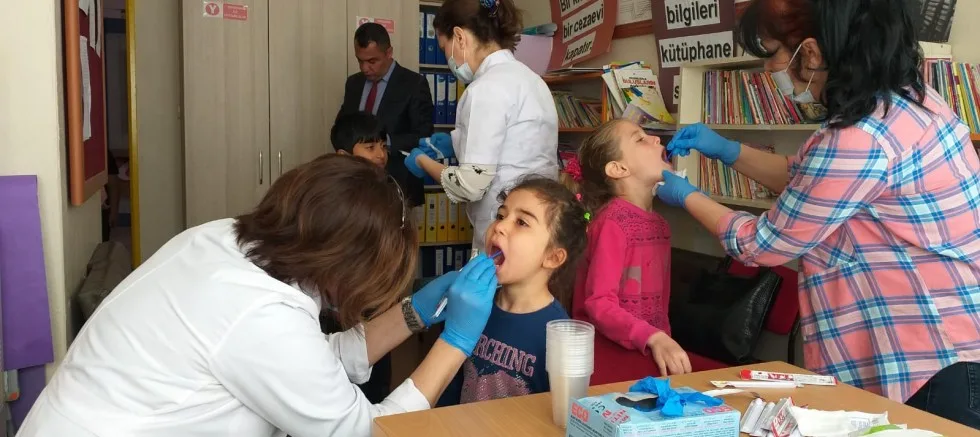 ÖğrencilerinDişlerine Florür Vernik Uygulaması