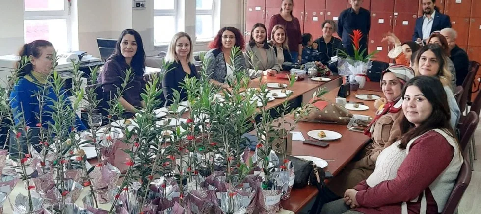 Öğretmenler 200 Adet Zeytin Fidanı Dağıttı