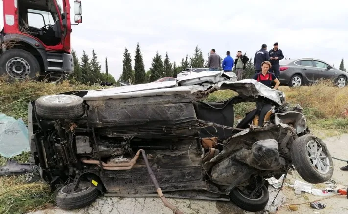 Otomobil Şarampole Yuvarlandı; 2 Yaralı!