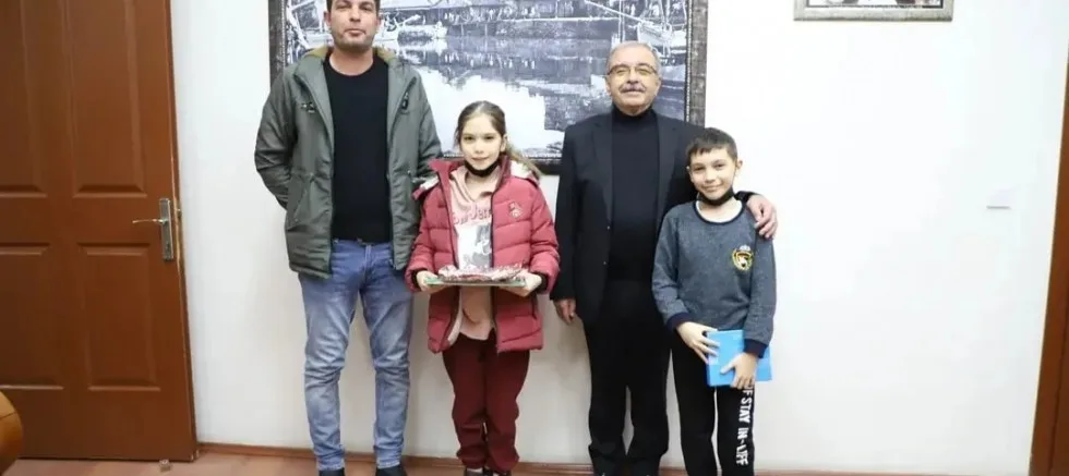Özacar’dan Yarışmada Birinci Olan Öğrenciye Hediye