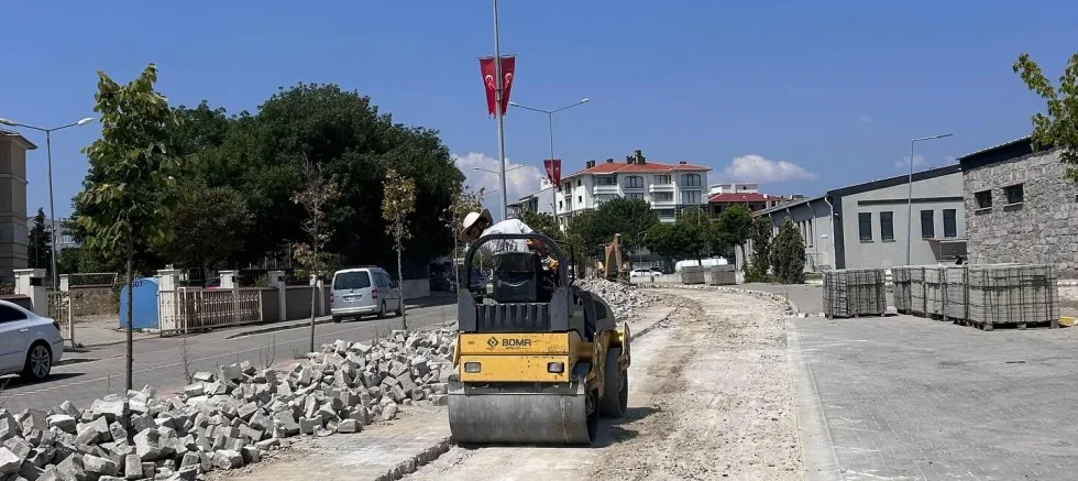 Parke Taş Çalışmaları Sürüyor