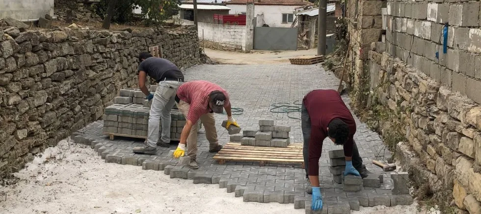 Pazarlı Köyünde Parke Taşı Çalışması Başladı