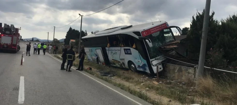 Tur Otobüsü Kaza Yaptı