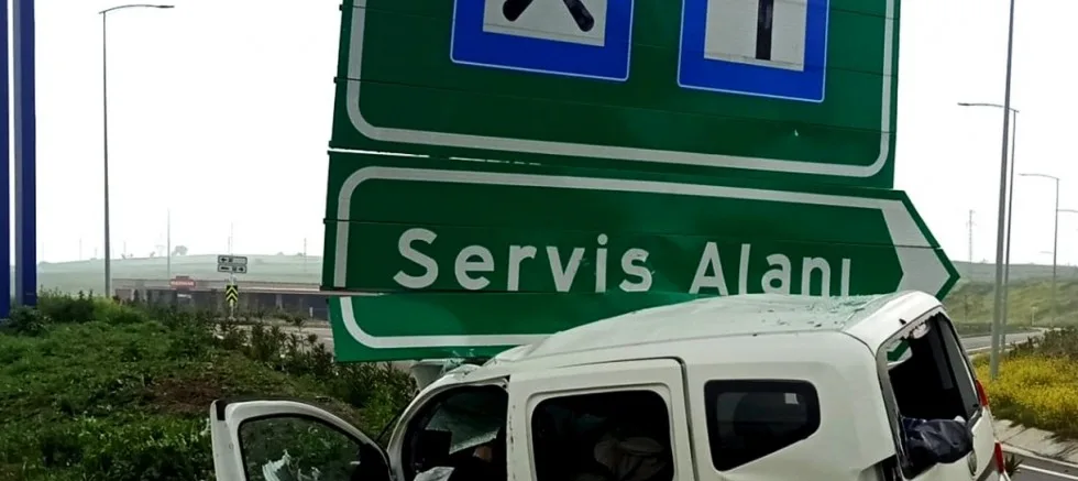 Yön Levhası Direğine Çarpan Otomobildeki Anne ve Oğlu Öldü